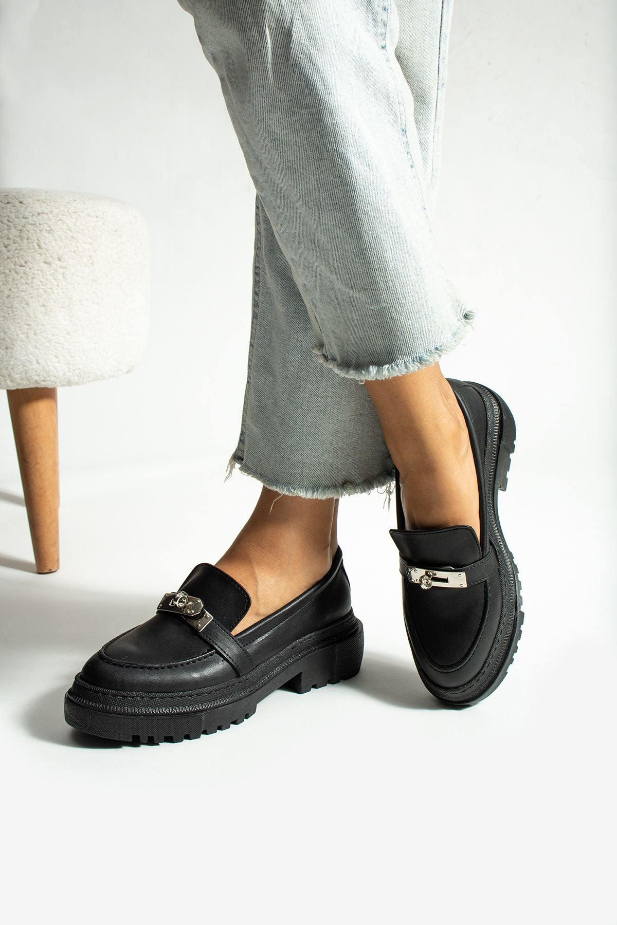 KADIN KİLİT TOKA DETAYLI LOAFER CİLT AYAKKABI