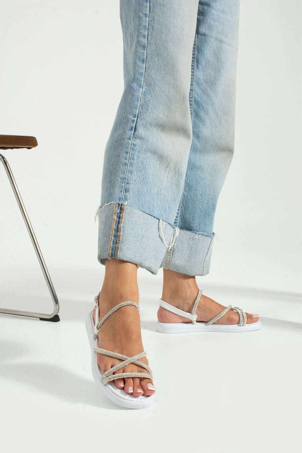 KADIN TAŞ DETAYLI DÜZ TABAN GÜNLÜK ORTOPEDİK SANDALET